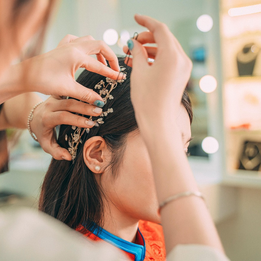 hair stylist blowout